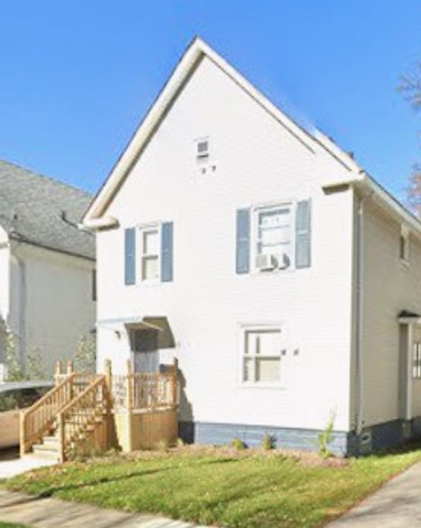 Rochester House: 208 Bartlett St