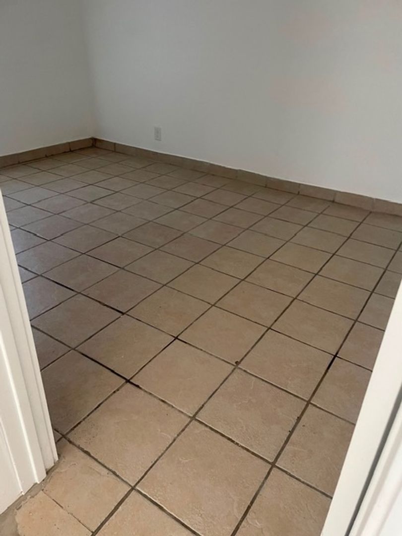 Upgraded 2 bedroom 1 bathroom Huge backyard Private parking 4 of 9