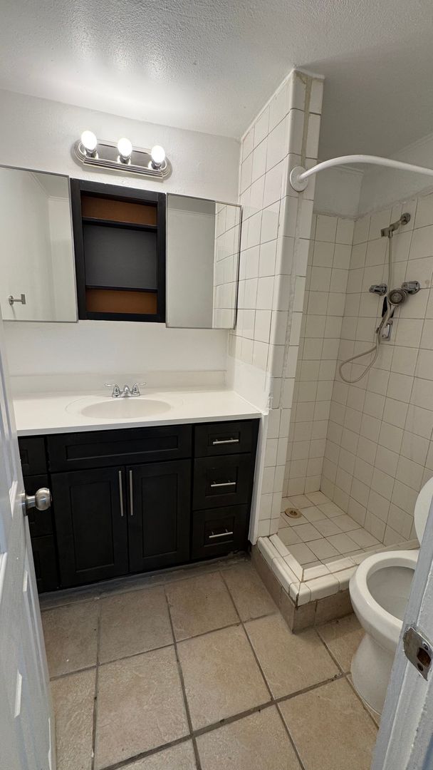 Upgraded 2 bedroom 1 bathroom Huge backyard Private parking 9 of 9