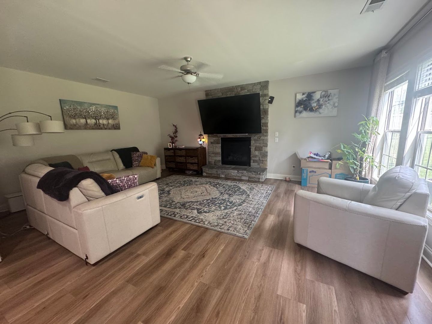 Middletown House: 705 Dehart Ln