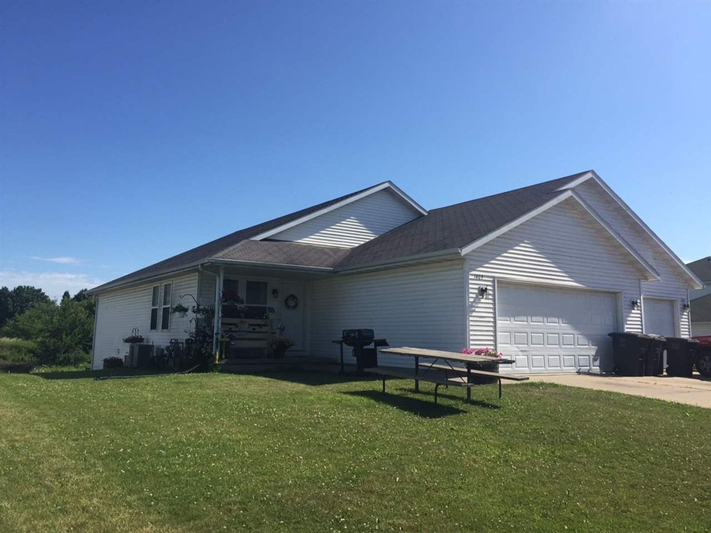 Stoughton Apartment: 1601-1603 Moline St.