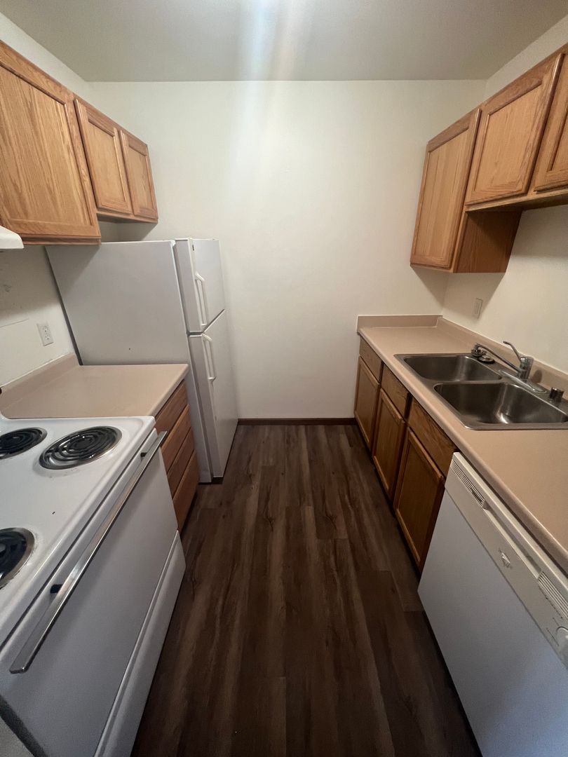 Sun Prairie Apartment: 242 Amber Trail