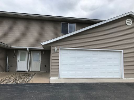 3 Bed / 2.5 Bath Townhome in Tomah – photo 1