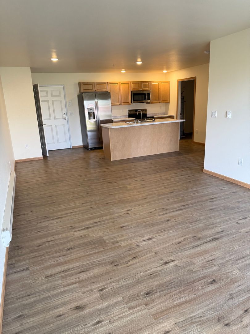 Tomah Apartment: 400 Larkin Street