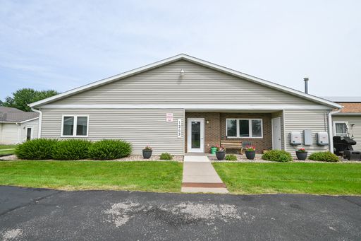2 Bed / 1 Bath at Gateway Apartments + Garage! – photo 1