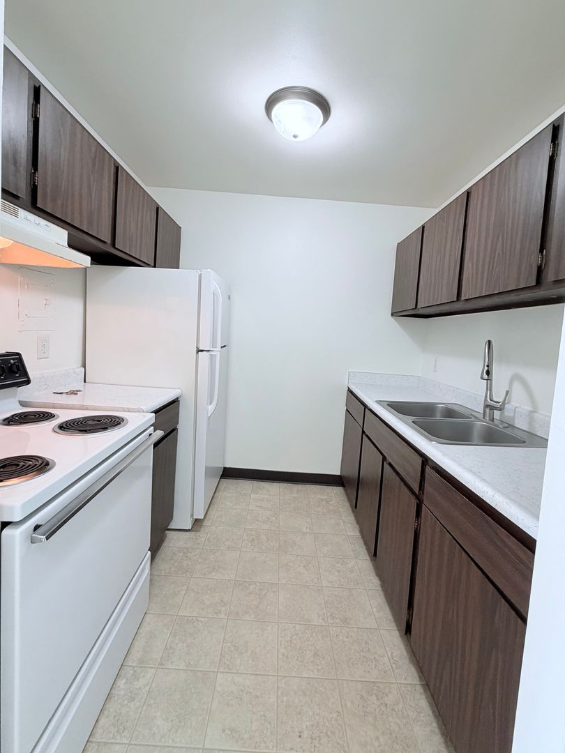 Sun Prairie Apartment: 242 Amber Trail