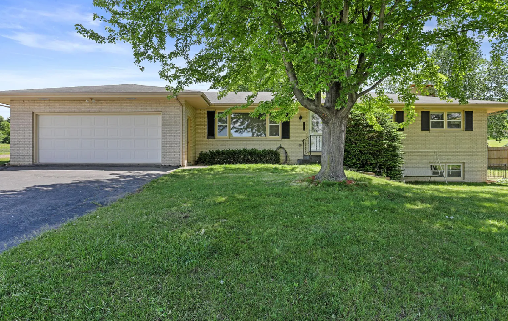 Waunakee House: 5305 Carnation Way