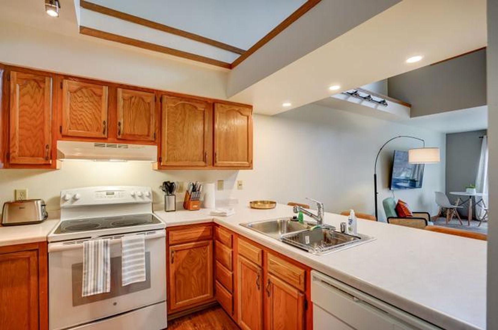 Madison Apartment: 1609 N. Thompson Dr.