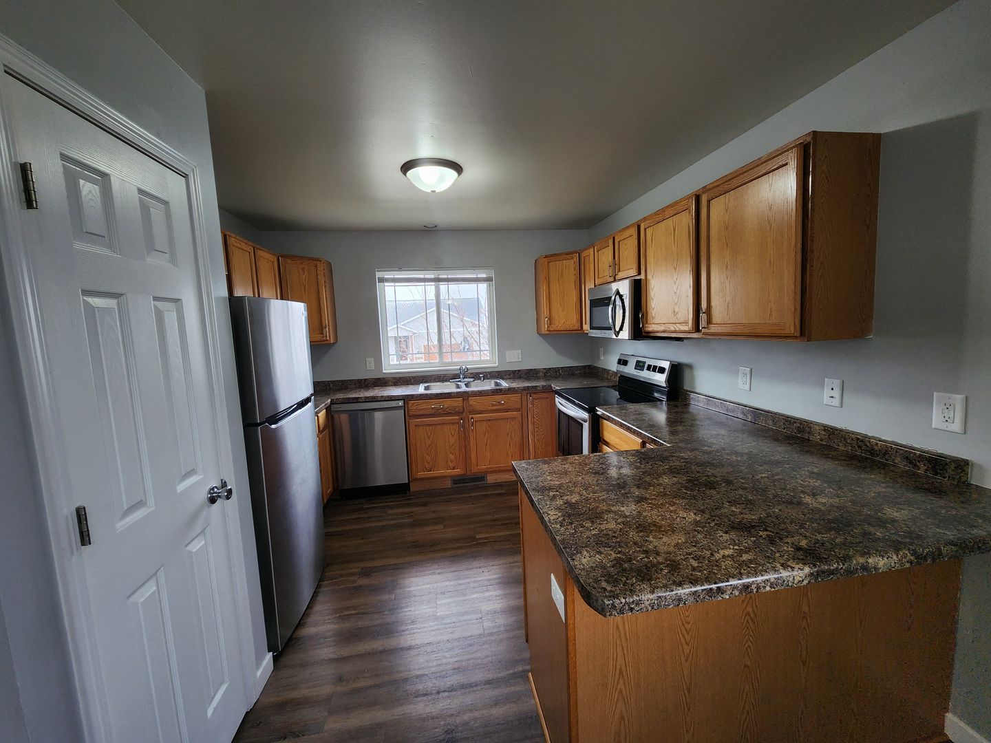 Sun Prairie Apartment: 319 Tall Grass Trail