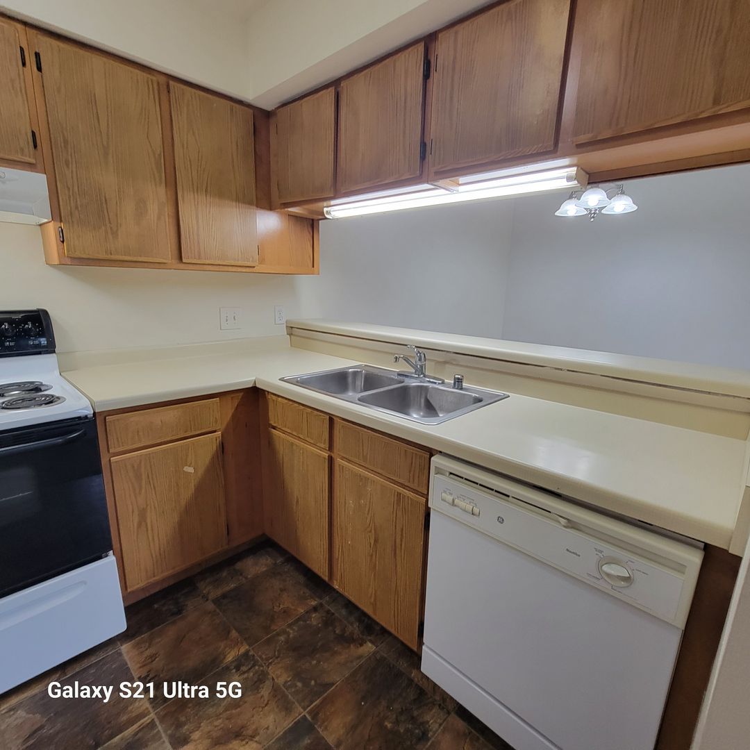 Cottage Grove Apartment: 601 E. Oak St.