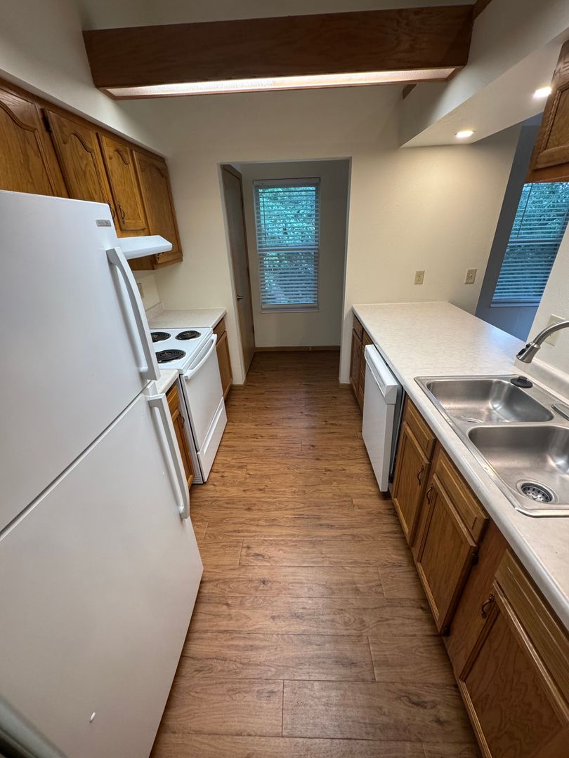 Madison Apartment: 1609 N. Thompson Dr.