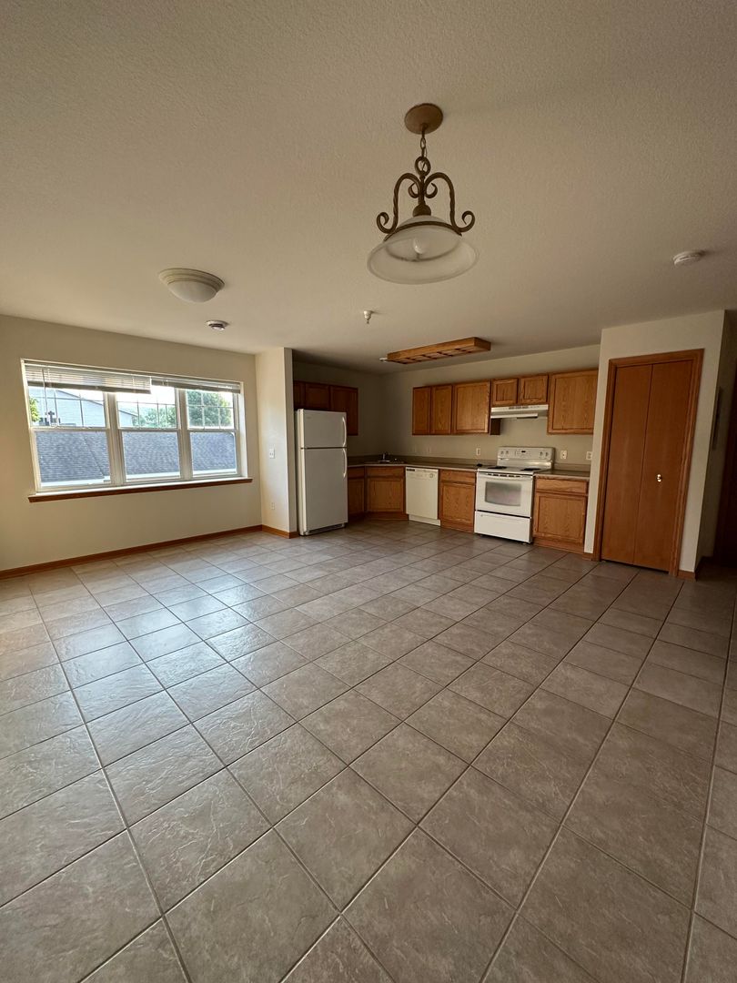 BARABOO Apartment: 1200 Silver Drive