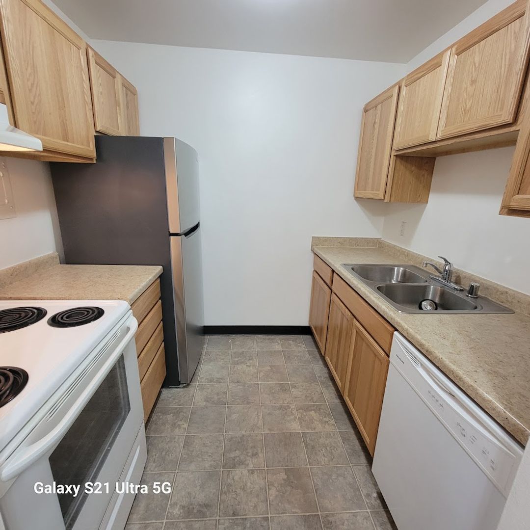 Sun Prairie Apartment: 242 Amber Trail