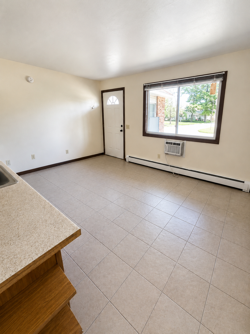 ADAMS Apartment: 535 N MAIN Street