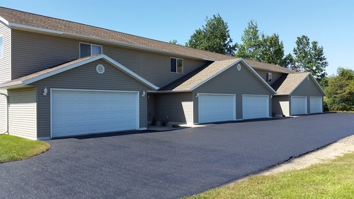 3 Bed / 2.5 Bath Townhome in Tomah – photo 1