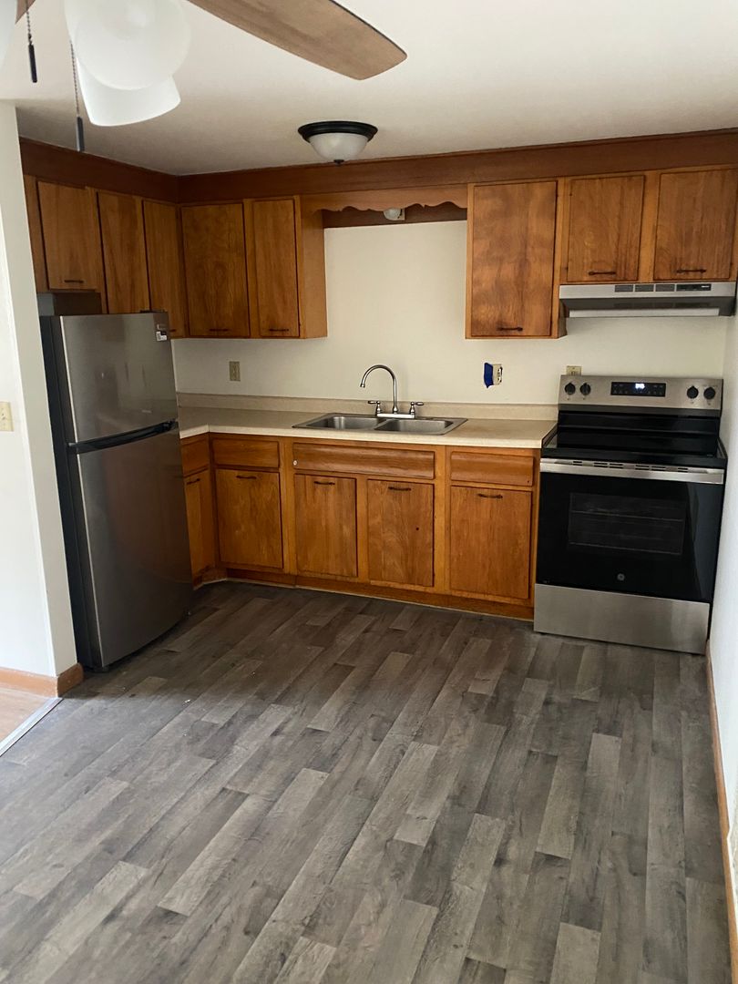 Verona Apartment: 451 South Main Street