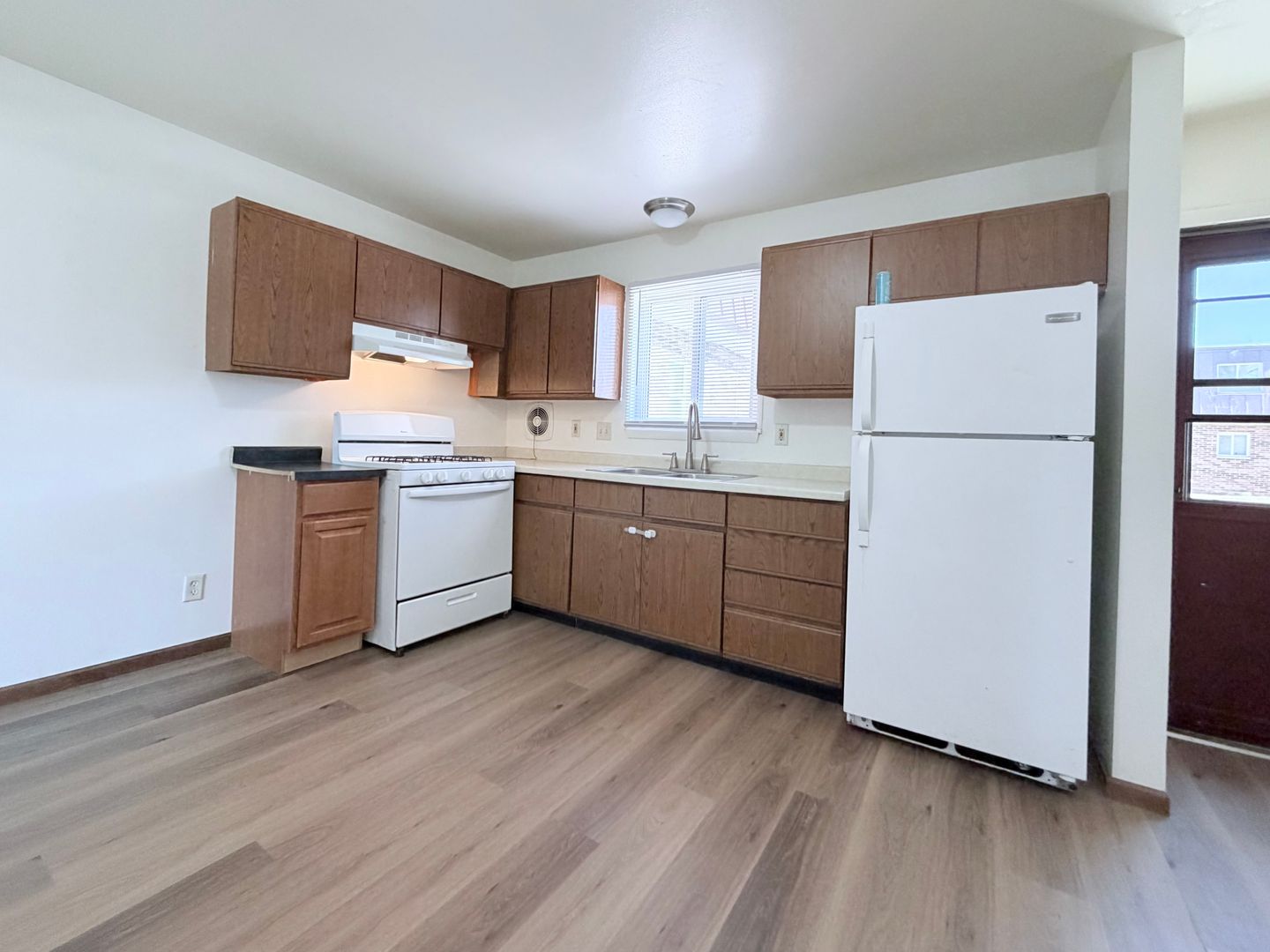 Hartford Apartment: 633 E. Monroe Ave.