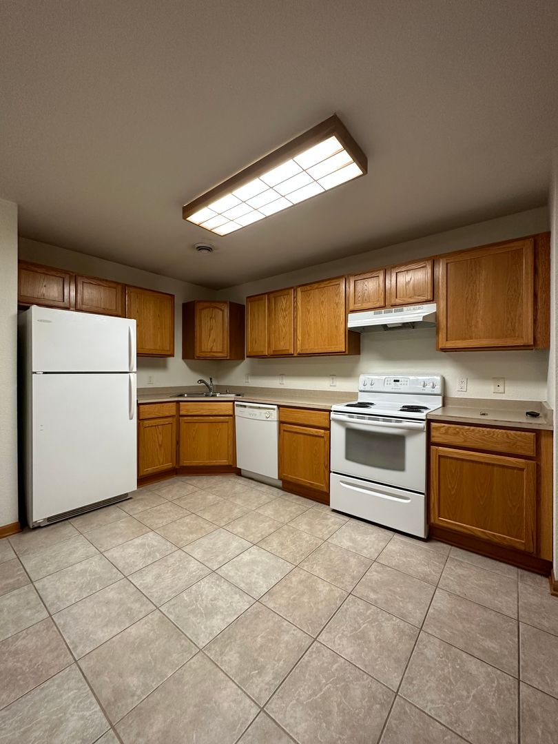 BARABOO Apartment: 1200 Silver Drive