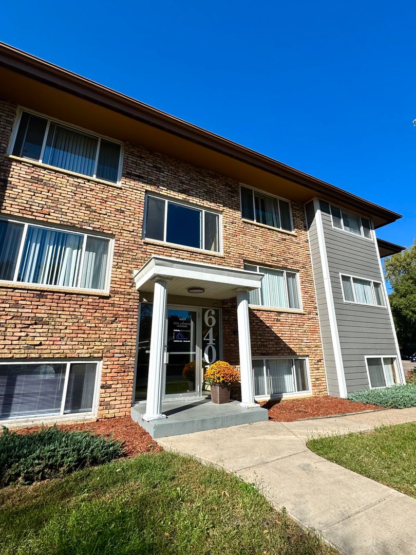 Brooklyn Center Apartment: 6331 Beard Ave N.