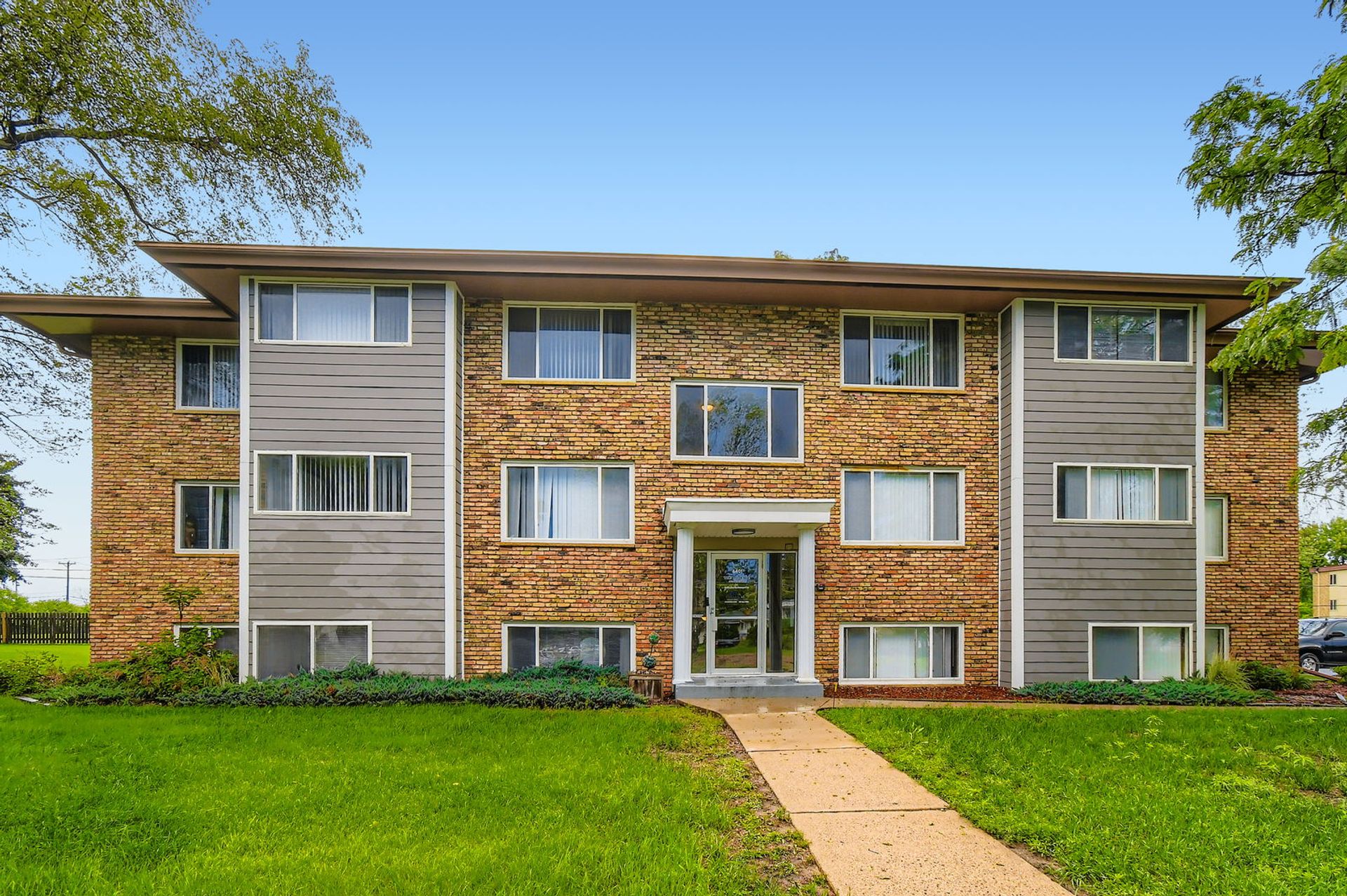 Brooklyn Center Apartment: 6425 Beard Avenue N