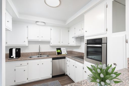 Large 3 Bedroom/2 Bathroom Apartment Home!