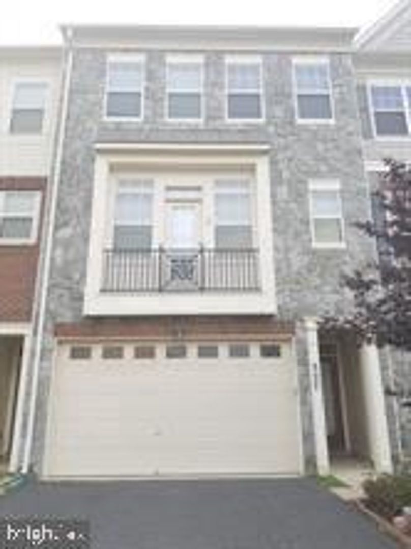 Stafford Townhome: 327 Woodstream Boulevard