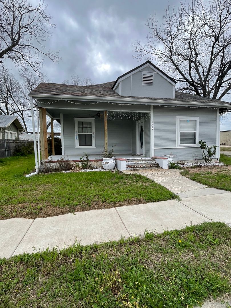 Lampasas House: 106 E 3rd St