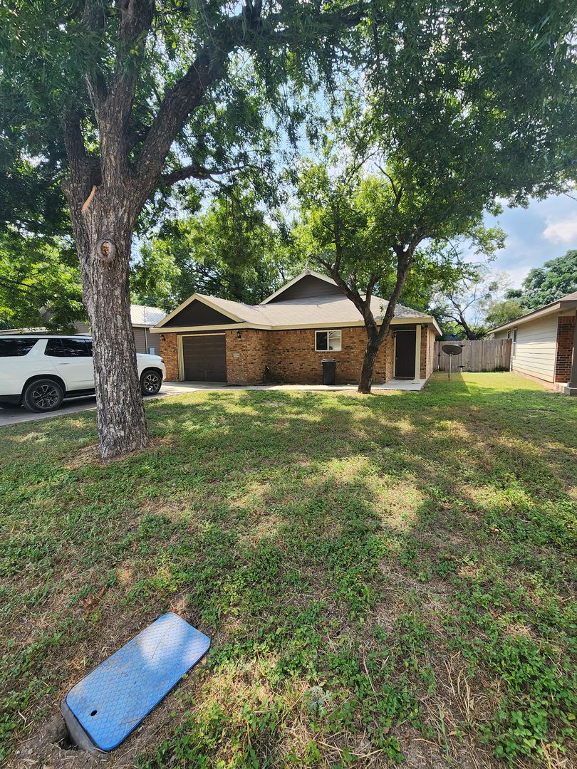 Lampasas House: 1204 E Ave G