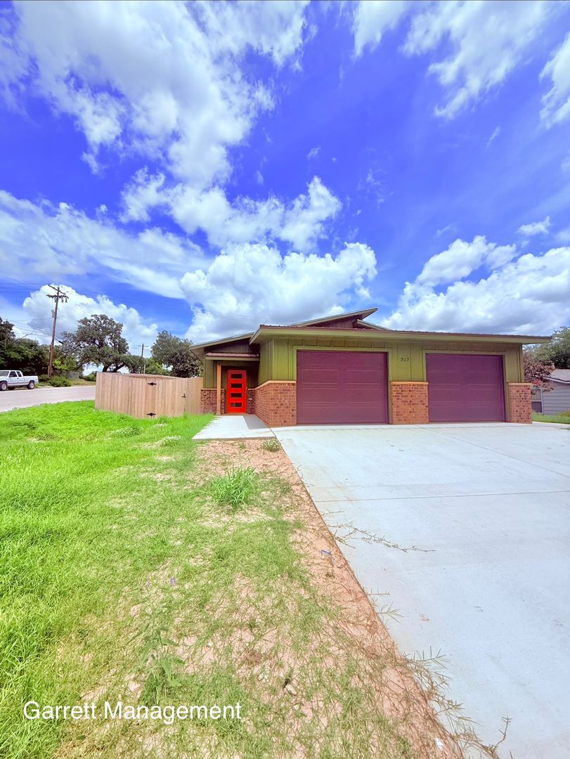 Lampasas Multiplex: 207 N Ridge