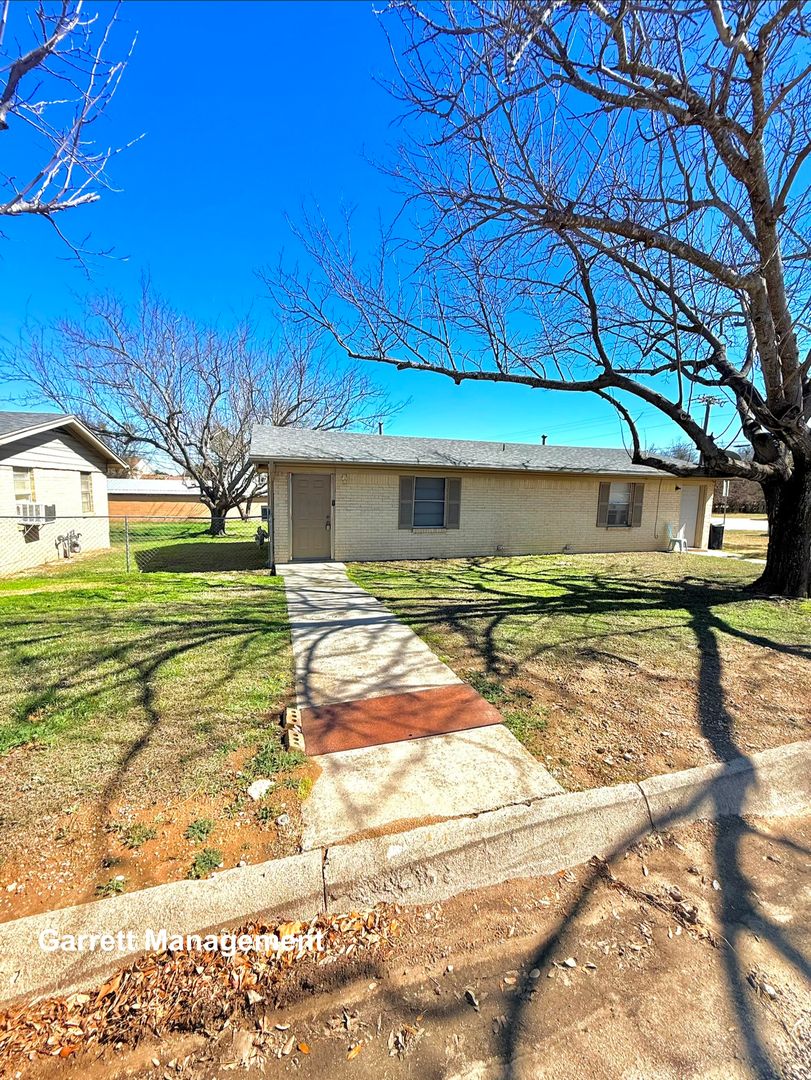 Lampasas Apartment: 705 Old Georgetown Road