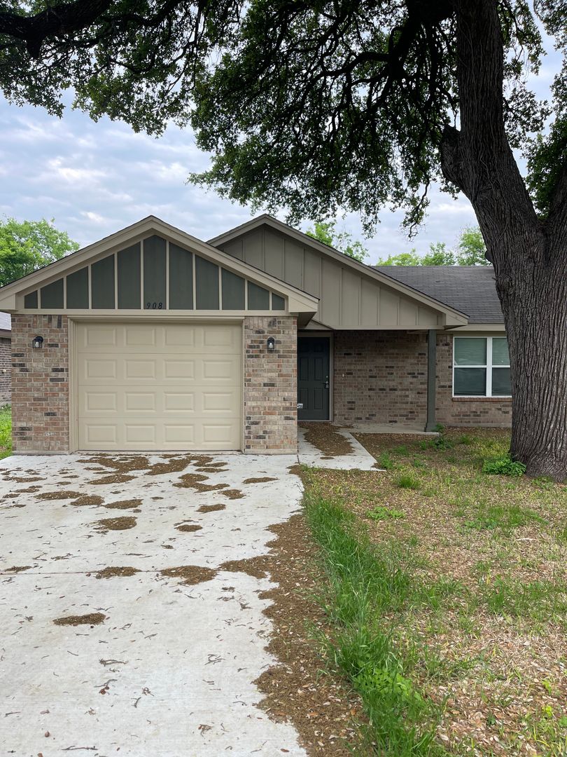 Lampasas House: 908 E Ave B