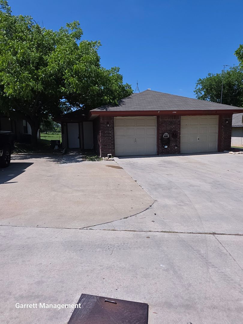 Lampasas Multiplex: 1705 Taylor St