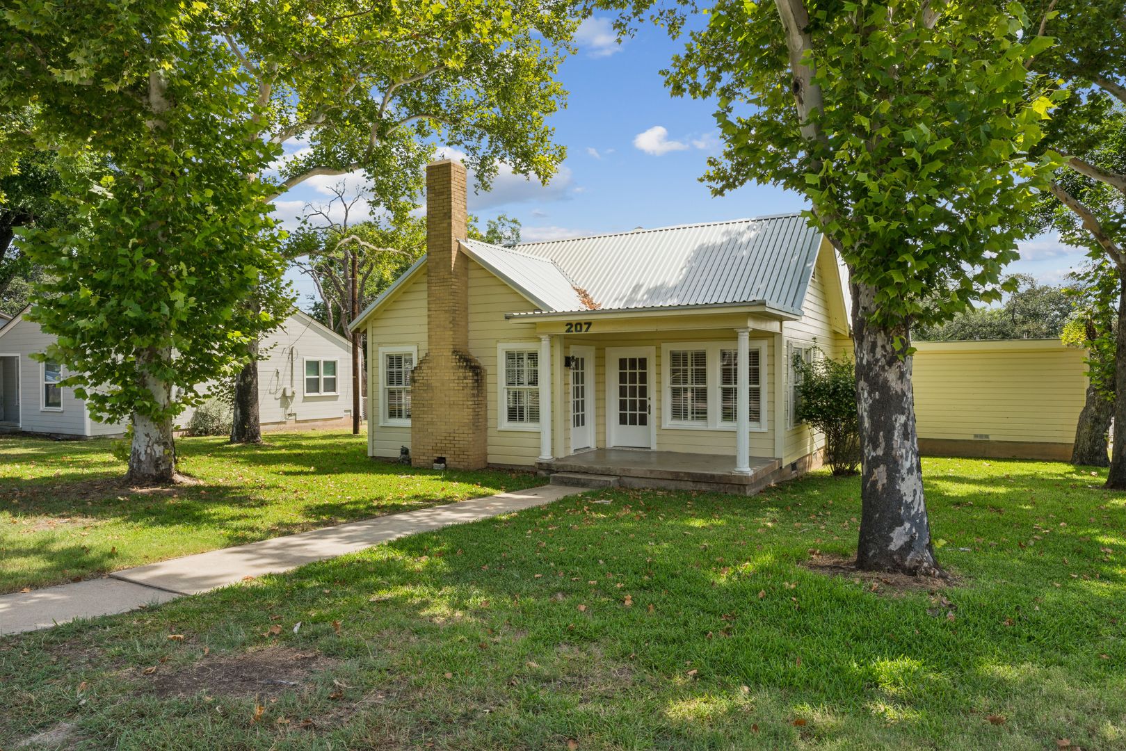 Lampasas House: 207 S Porter St