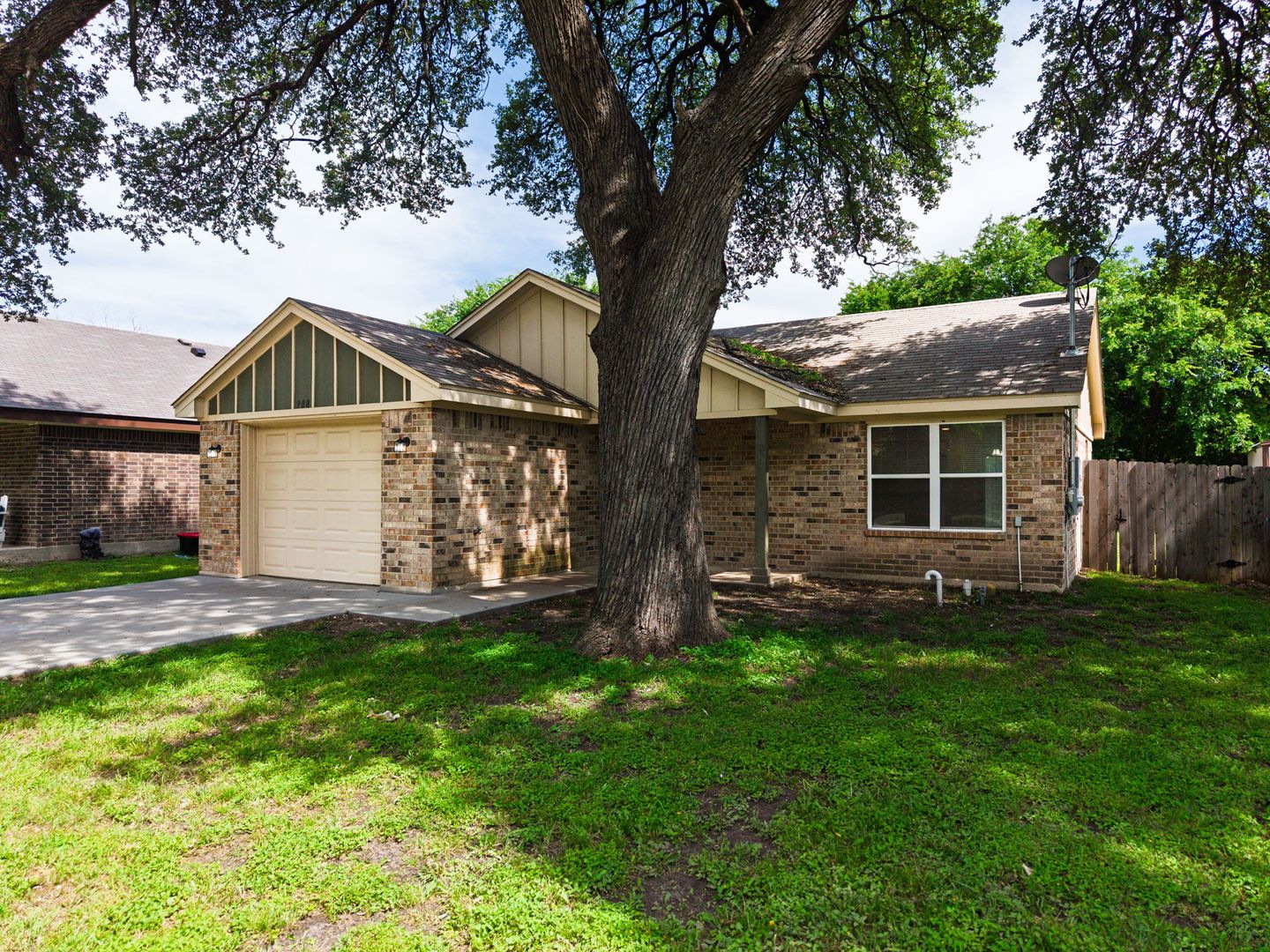 Lampasas House: 908 E Ave B