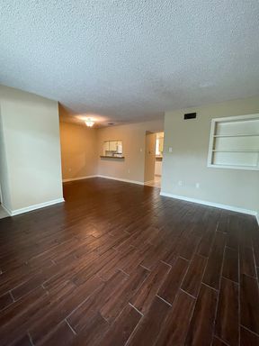 2 bedroom townhouse with a balcony! – photo 1