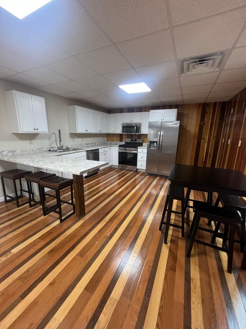 Glenville Apartment: 405/409 N Lewis St