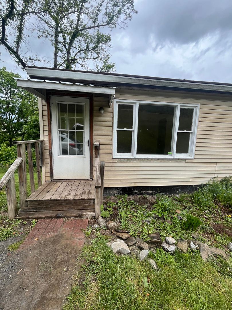 Glenville Apartment: 421 & 423 Lewis St.
