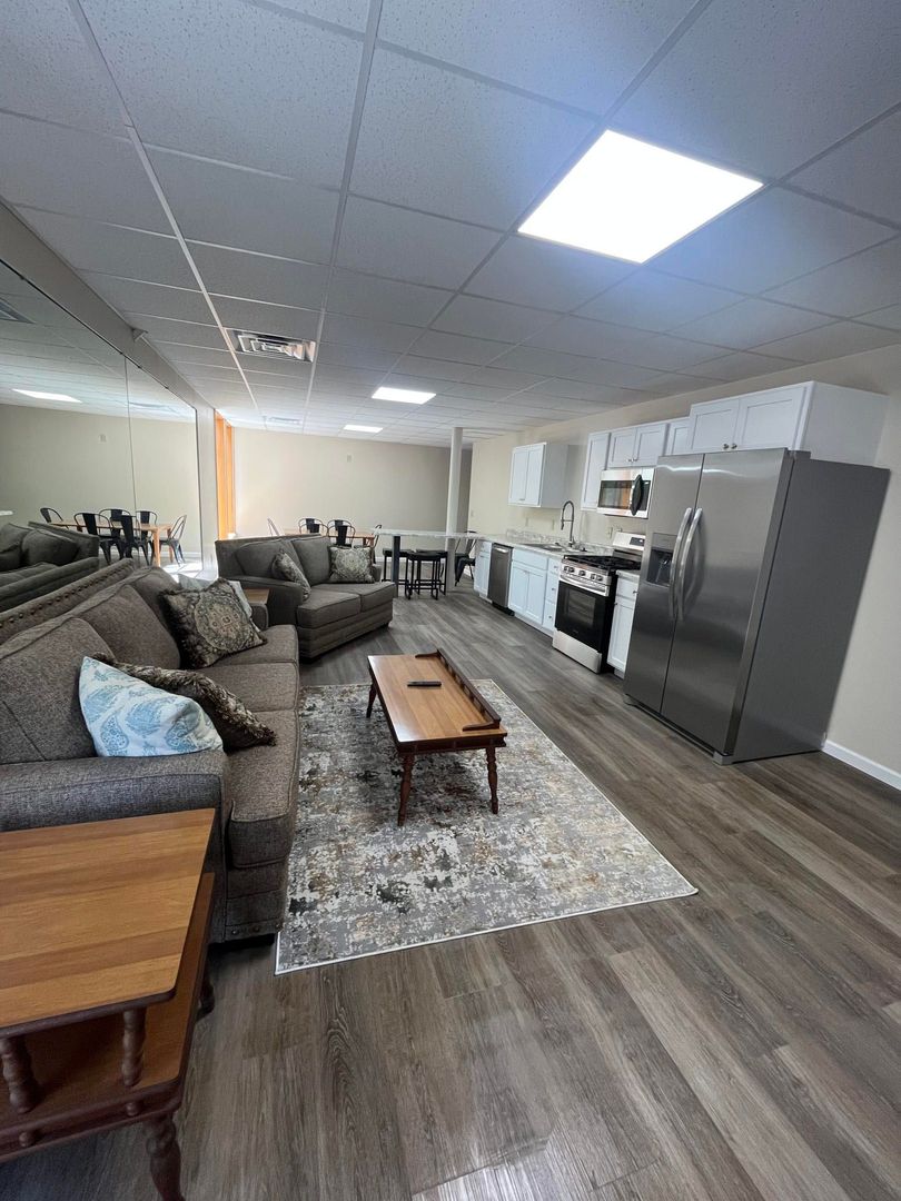 Glenville Apartment: 405/409 N Lewis St