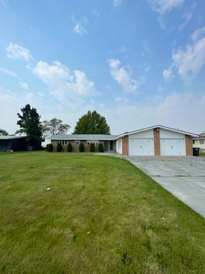 Lake Front Home For Rent! 1/2 Off First Full Months Rent Move in Special!!! – photo 1