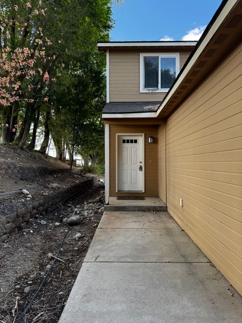 Moses Lake Apartment: 109 Mizzou Ct