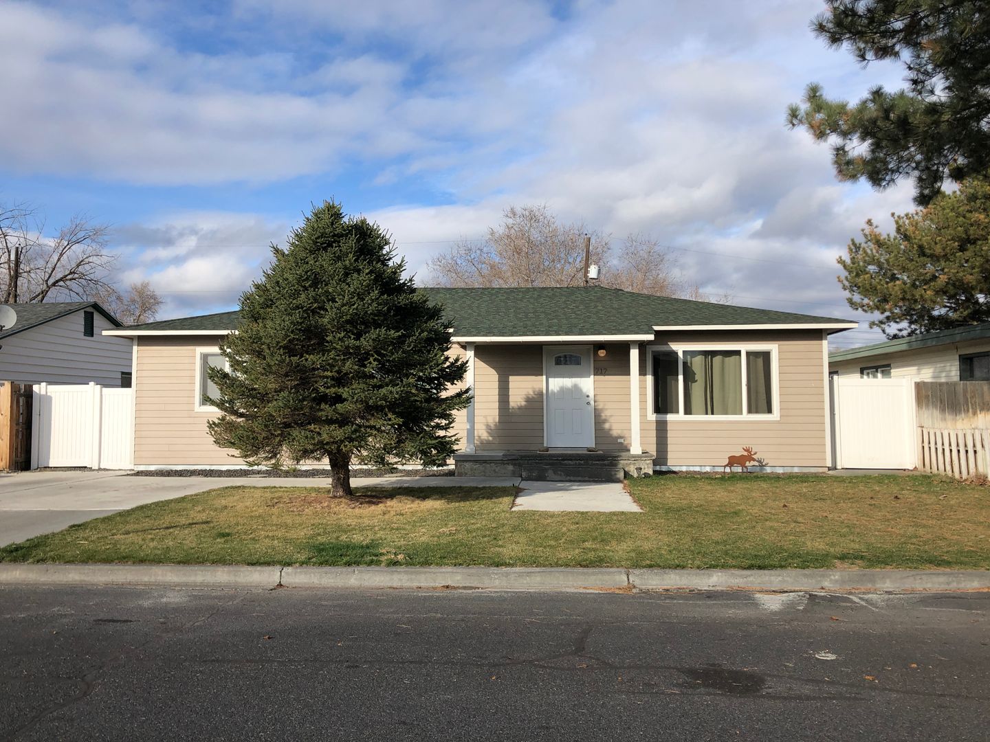 Moses Lake House: 717 S Marigold