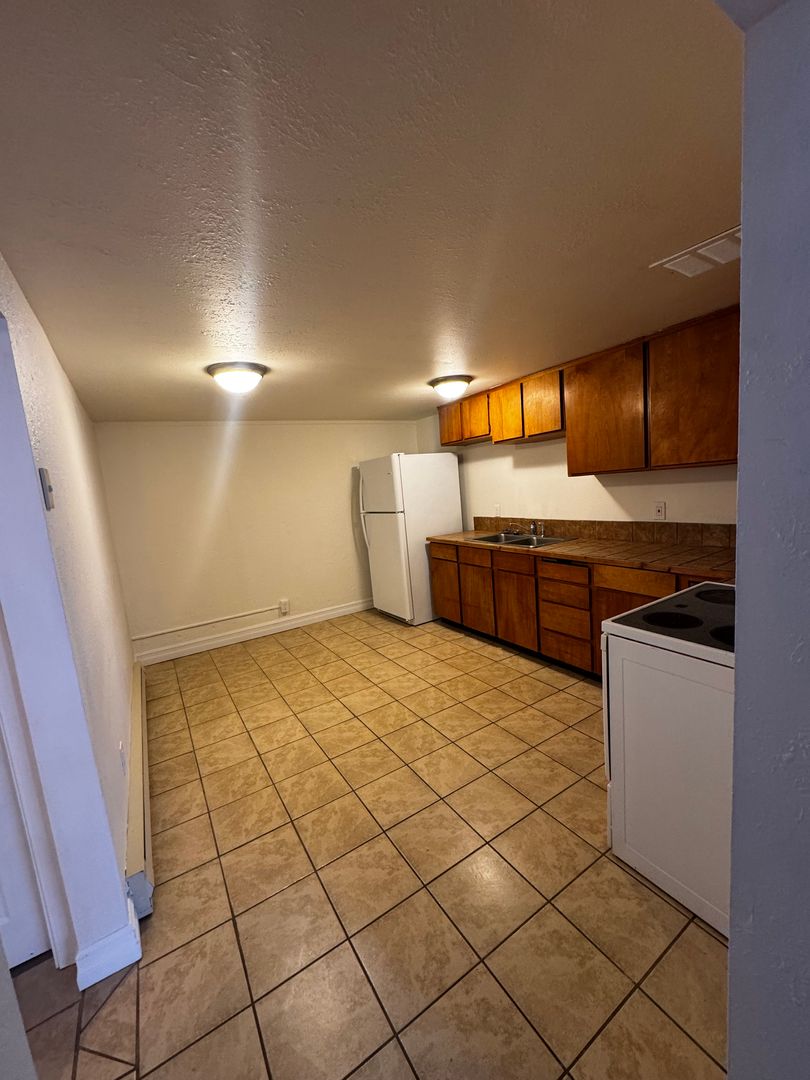 Moses Lake Apartment: 1104/1106 S. Division