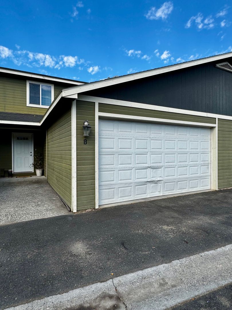 Moses Lake Apartment: 103 Mizzou Ct