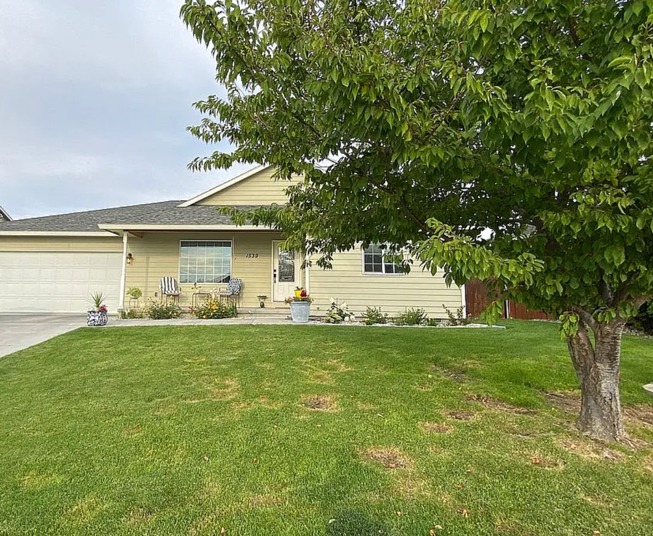 Moses Lake House: 1539 S James Ave