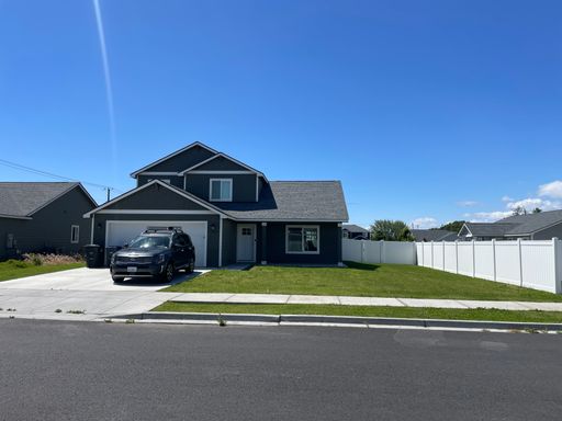 2 Story Home! 4 Beds, 2.5 Bath! – photo 1