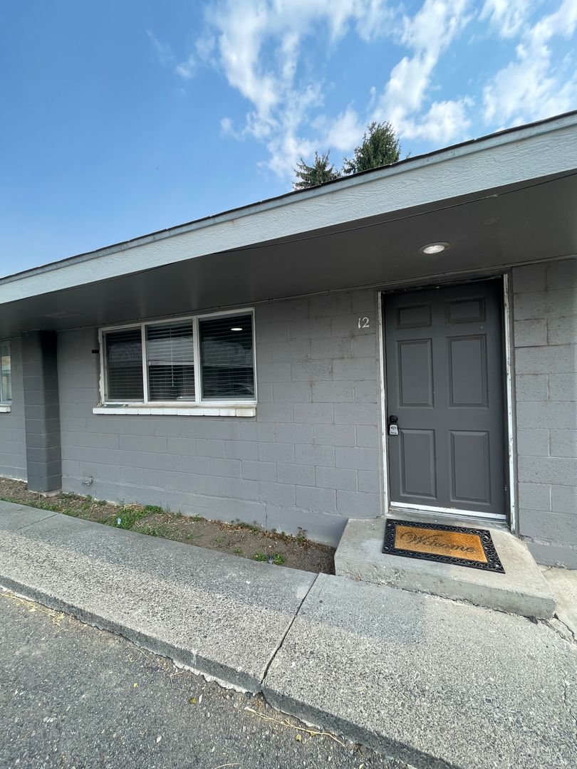 Ephrata Apartment: 42 G St SW
