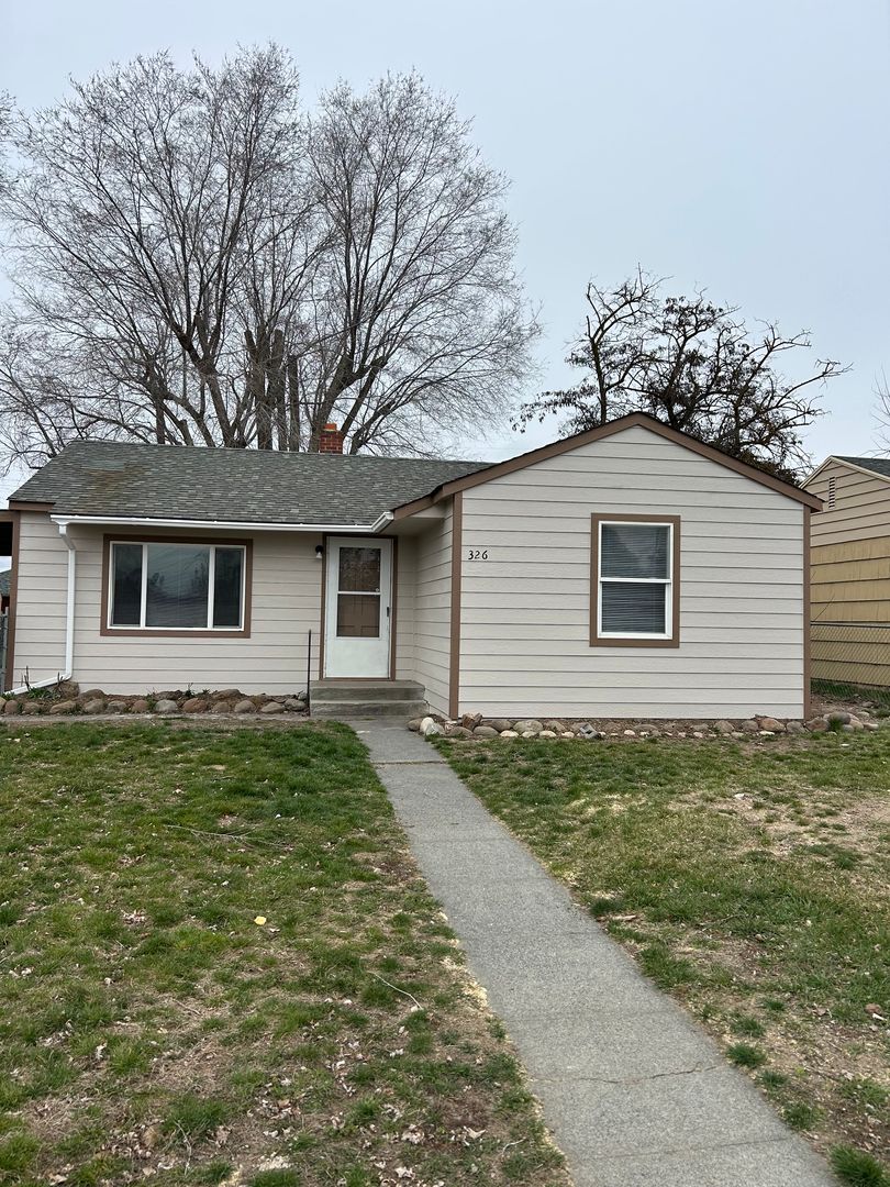 Moses Lake House: 326 N Mattson Dr