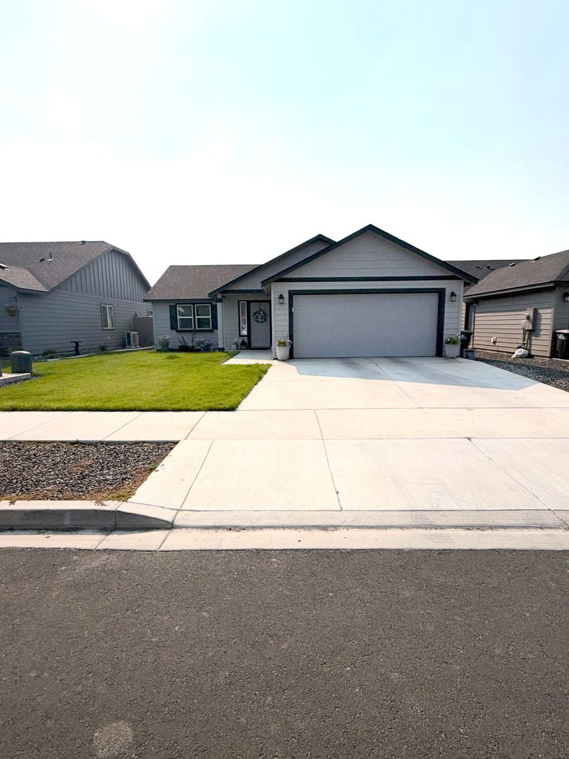 Moses Lake House: 1932 Oak Rd