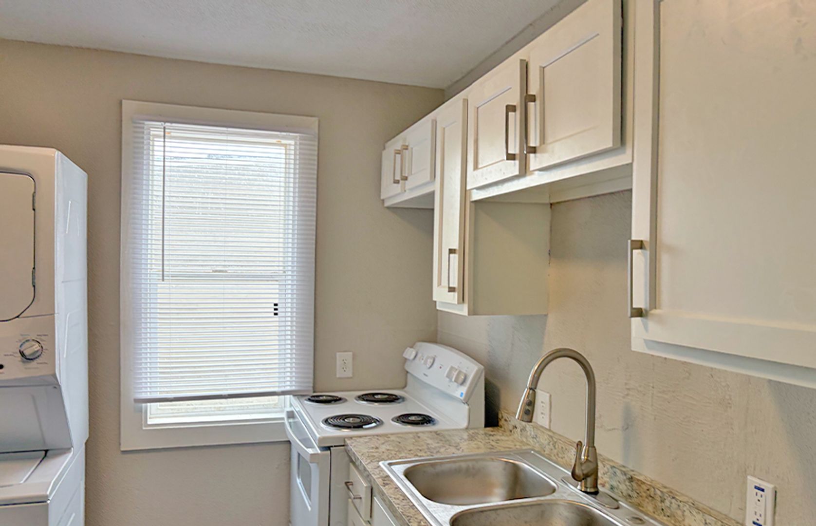 Cincinnati Apartment: 22-24 W Hollister