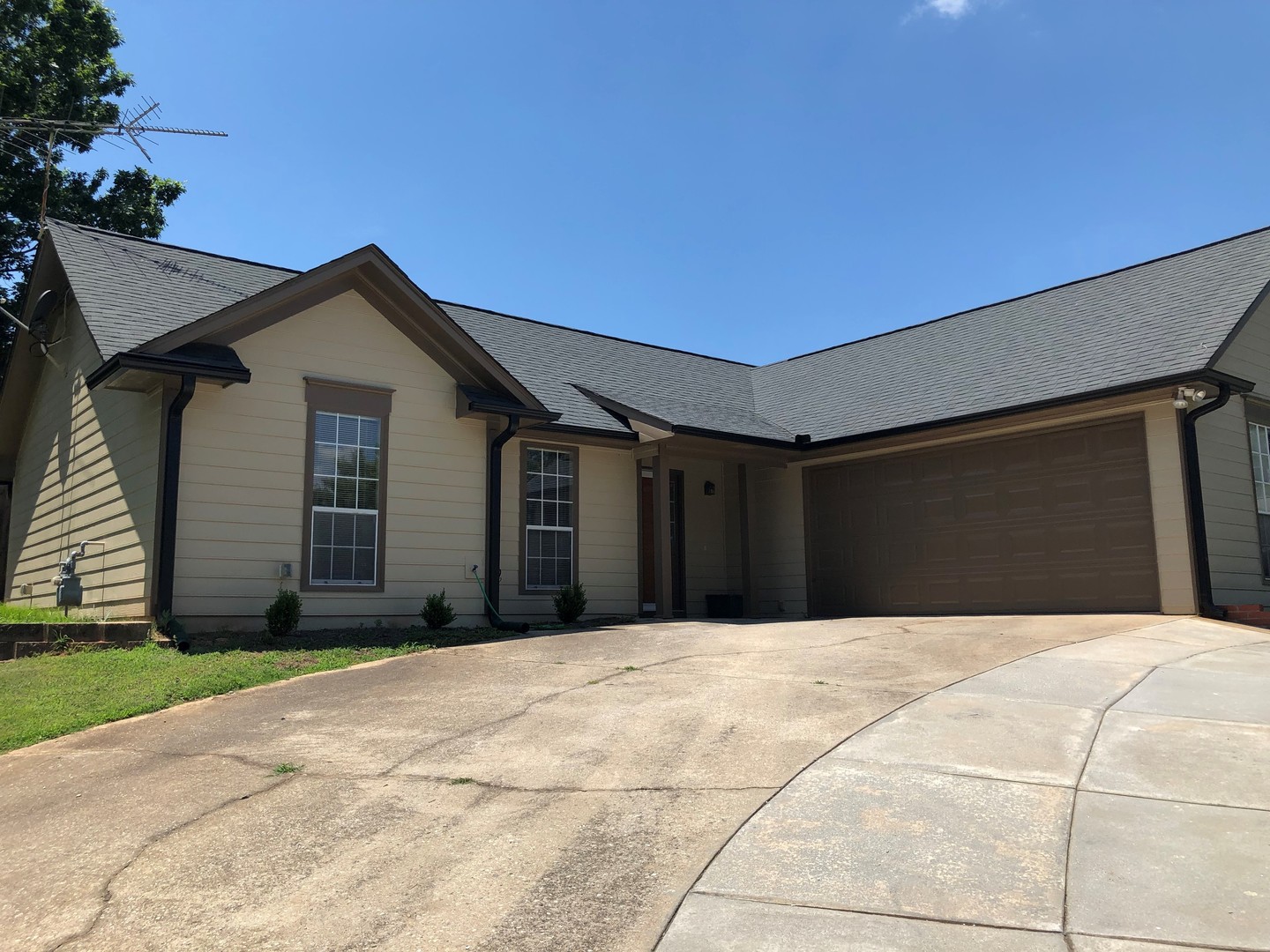 Fayetteville House: 290 Monmouth Drive